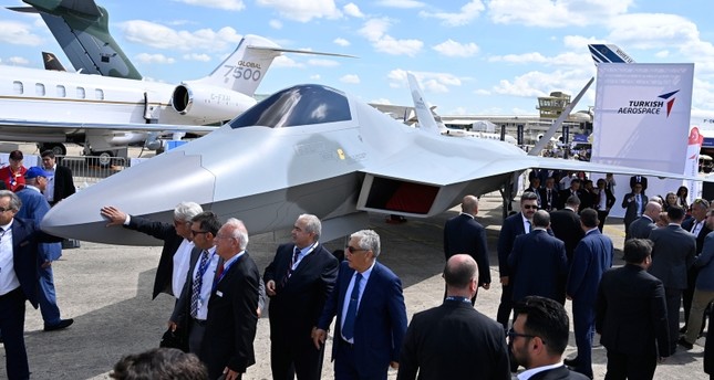 تركيا تعرض مجسم مقاتلتها الوطنية في معرض باريس للطيران