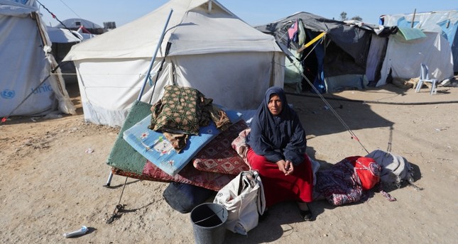 امرأة فلسطينية نازحة بمخيم في رفح جنوبي قطاع غزة، 18-1-2024 صورة: رويترز