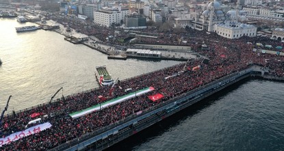 مسيرة حاشدة فوق جسر غلاطة بإسطنبول تضامناً مع غزة
