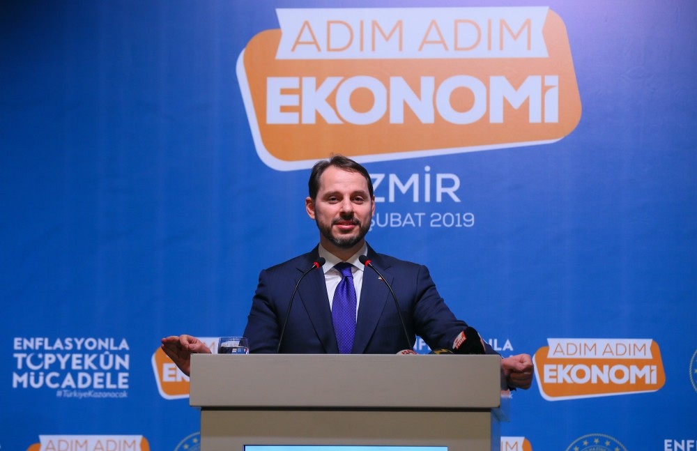 Treasury and Finance Minister Berat Albayrak addresses businesspeople at a provincial meeting in the Aegean city of u0130zmir, Feb. 15, 2019.