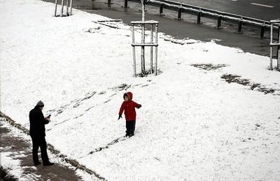 A man snaps a photo of a boy in Beylikdüzü, Istanbul. (IHA)