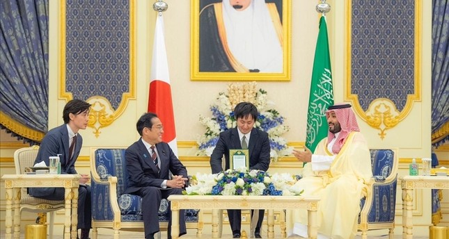 ولي العهد السعودي الأمير محمد بن سلمان يجري مباحثات مع رئيس وزراء اليابان فوميو كيشيدا في جدة، السعودية صورة: الأناضول