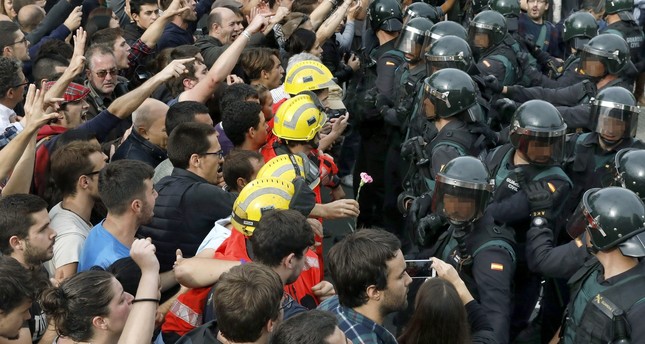ارتفاع حصيلة المصابين باشتباكات استفتاء كتالونيا إلى 460