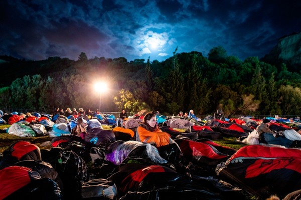 People gather ahead of attending a dawn service marking the 104th anniversary of ANZAC Day in Canakkale early April 25, 2019. (AFP Photo)