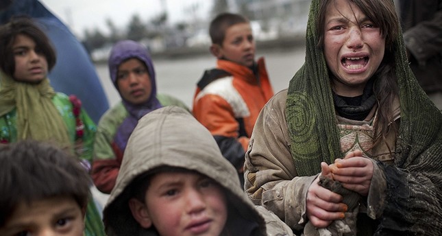 Ein afghanisches Mädchen schreit auf, als ein anderes Kind ihr Essensgutschein vor einem LKW des Welternährungsprogramms stahl in Kabul am 4. März 2012. AP Foto