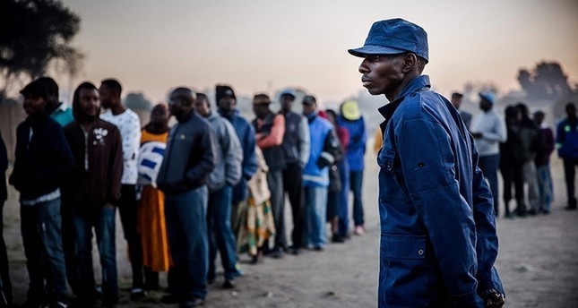 مجموعة من الناخبين يصطفون أمام إحدى اللجان الانتخابية بزيمبابوي للإدلاء بأصواتهم في الانتخابات الرئاسية  وكالة الأنباء الفرنسية