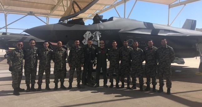 مجمزعة من الطيارين الأتراك مع مجموعة من نظرائهم الأمريكيين في في قاعدة لوك الجوية، بولاية أريزونا الأناضول