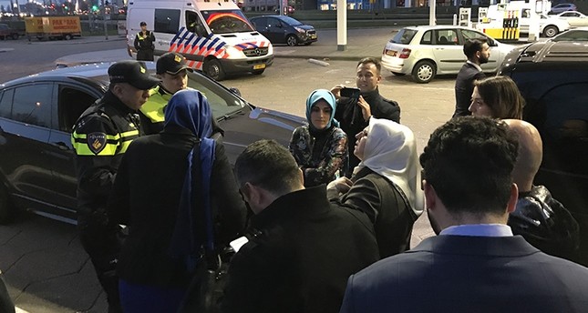 الشرطة الهولندية تمنع وزيرة الأسرة التركية من دخول قنصلية بلادها بروتردام