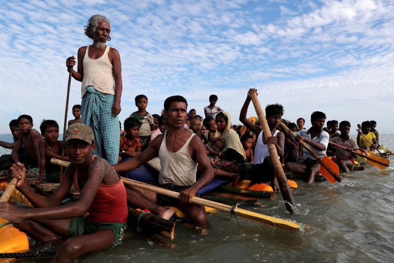 Rohingya refugees cross the Naf river wu0131th an improvu0131sed raft to reach to Bangladesh in Teknaf, Bangladesh, Nov. 12, 2017. (Reuters Photo)