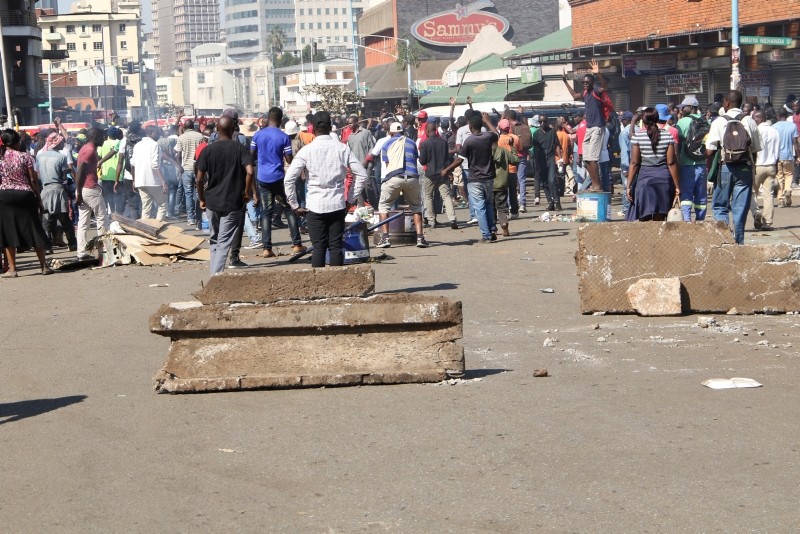 Protestors barricade a street in  the central business district of Harare,Zimbabwe, 01 August 2018. (EPA Photo)