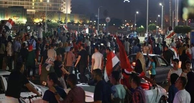 مصريون يتظاهرون ضد السيسي في ميدان التحرير وسط القاهرة مواقع التواصل*