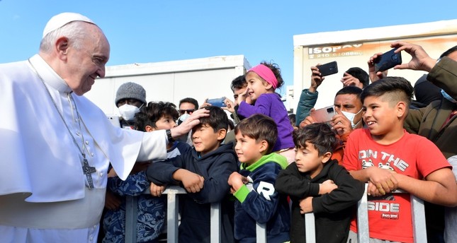 البابا في مخيم مافروفوني في اليونان رويترز