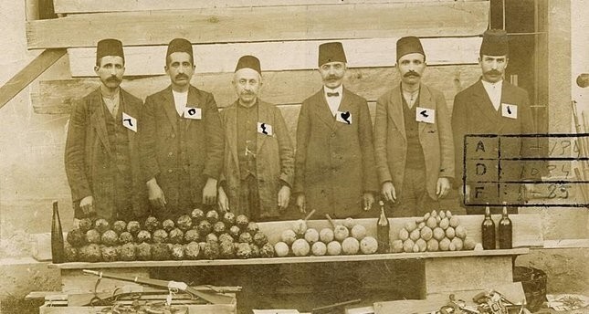 صورة من أرشيف رئاسة الأركان التركية تظهر جزء من الأسلحة والمتفجرات التي صادرها الجيش العثماني بعد إغلاق اللجان الثورية الأرمينية عام 1915