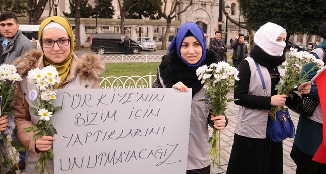 سوريات يرفعن لافتة كتب عليها تركيا، لن ننسى ما فعلتيه لأجلنا