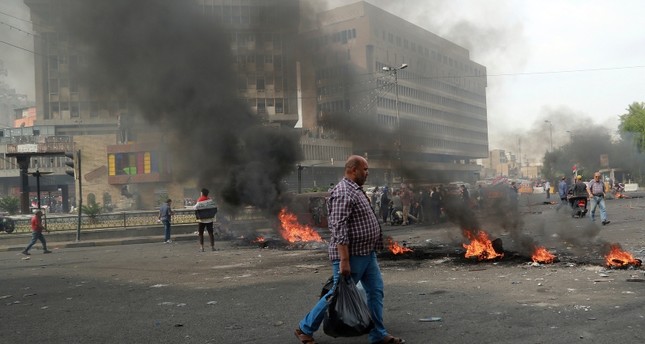 محتجو العراق يغلقون طرقاً رئيسية في بغداد ومحافظات أخرى لفرض عصيان مدني