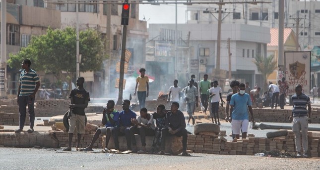 مواطنون سودانيون في الشوارع احتجاجاً على الانقلاب العسكري الأناضول