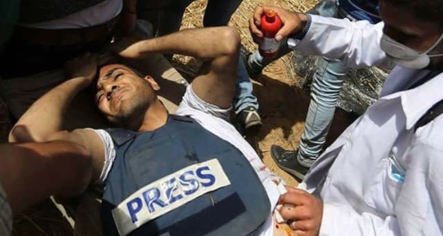 وفاة صحافي فلسطيني متأثرا بجروح أصيب بها برصاص جنود إسرائيليين في غزة