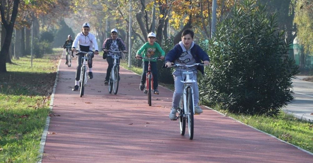 A group of children ride bicycles to school, Samsun, Dec. 13, 2019. (?HA Photo)
