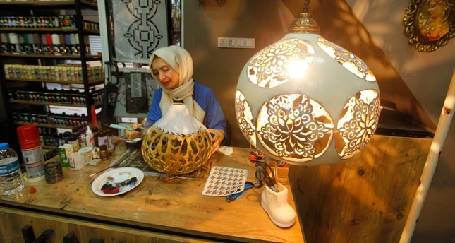 بدأت مليحات تُرك قان طلاء الخشب ثم صنع العناصر الزخرفية من القرع هواية في المنزل، ثم عرضت منتجاتها على الإنترنت لتلقى رواجاً، وتتحول الهواية إلى مهنة لكسب المال الأناضول