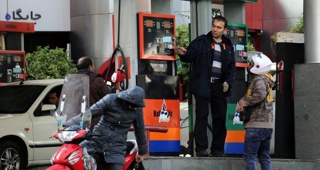 إيرانيون يتظاهرون في الشوارع احتجاجاً على زيادة كبيرة في أسعار الوقود