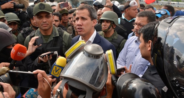 زعيم المعارضة في فنزويلا خوان غوايدو يحيط به عدة جنود مسلحين عند قاعدة جوية في العاصمة كاراكاس الأناضول