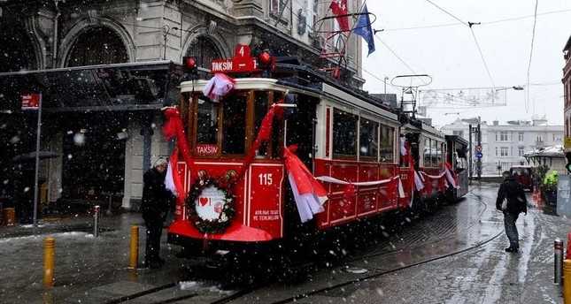 ثاني أكثر مدينة مضاءةً في أوروبا.. إسطنبول تتألق في عيد الميلاد