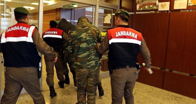 محكمة تركية تقضي بمواصلة حبس عسكريين يونانيين اثنين