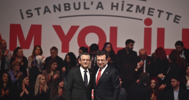 رئيس حزب الشعب الجمهوري أوزغور أوزيل مع رئيس بلدية إسطنبول، أكرم إمام أوغلو في اجتماع الترويج لمرشح بلدية إسطنبول الكبرى. إسطنبول. 05/01/2024 الأناضول