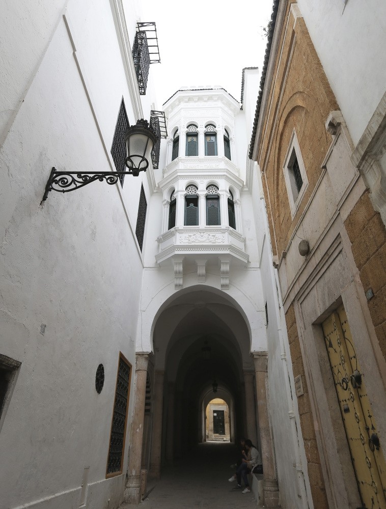 Sabbaths are architectural structures that feature chambers above porticos that protect the streets from rain and sun, turning them into closed roads. 