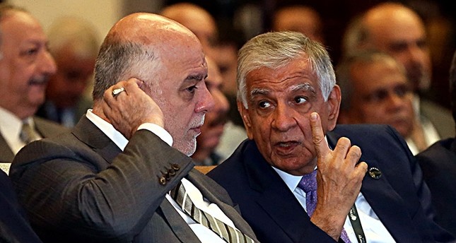 رئيس الوزراء العراقي يستمع إلى وزير النفط عبد الجبار اللعيبي AP