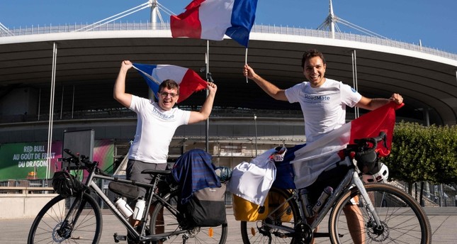 مشجعان فرنسيان ينطلقان من باريس للدوحة على الدراجات للمشاركة في المونديال الفرنسية