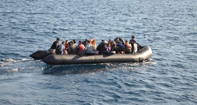 قارب مهاجرين غير شرعيين في المياه الإقليمية التركية الأناضول