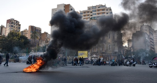 متظاهرون لبنانيون يقطعون طرقاً رئيسية في بيروت احتجاجاً على انقطاع الكهرباء