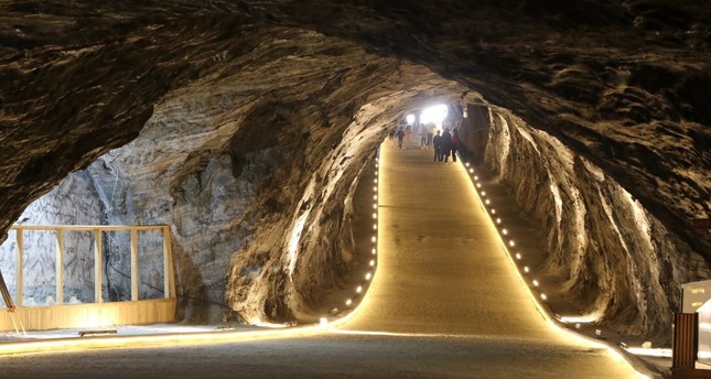 مغارة الملح Tuz Mağarası في ولاية جانقيري وسط تركيا تبلغ مساحتها 18 ألف متر مربع وعلى عمق 150 تحت سطح الأرض صورة: الأناضول
