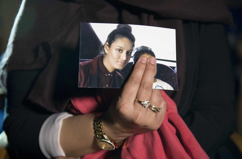 In this file photo taken on Feb. 22, 2015, Renu Begum, eldest sister of missing British girl Shamima Begum, holds a picture of her sister while being interviewed by the media in central London. (AFP Photo)