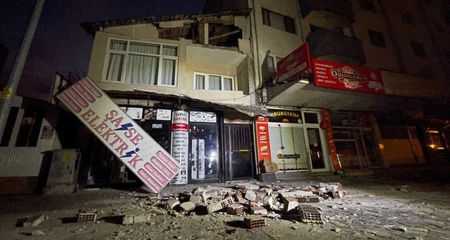 الزلزال أدى إلى انهيار متجر في ولاية دوزجة شمال غربي تركيا وألحق أضراراً في نحو 8 مبان، بينها القصر العدلي وكالة الأناضول