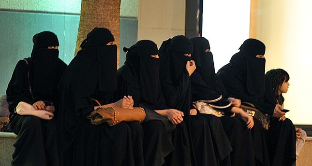 الرياض تنفي إطلاقها تطبيقا لتتبع النساء السعوديات