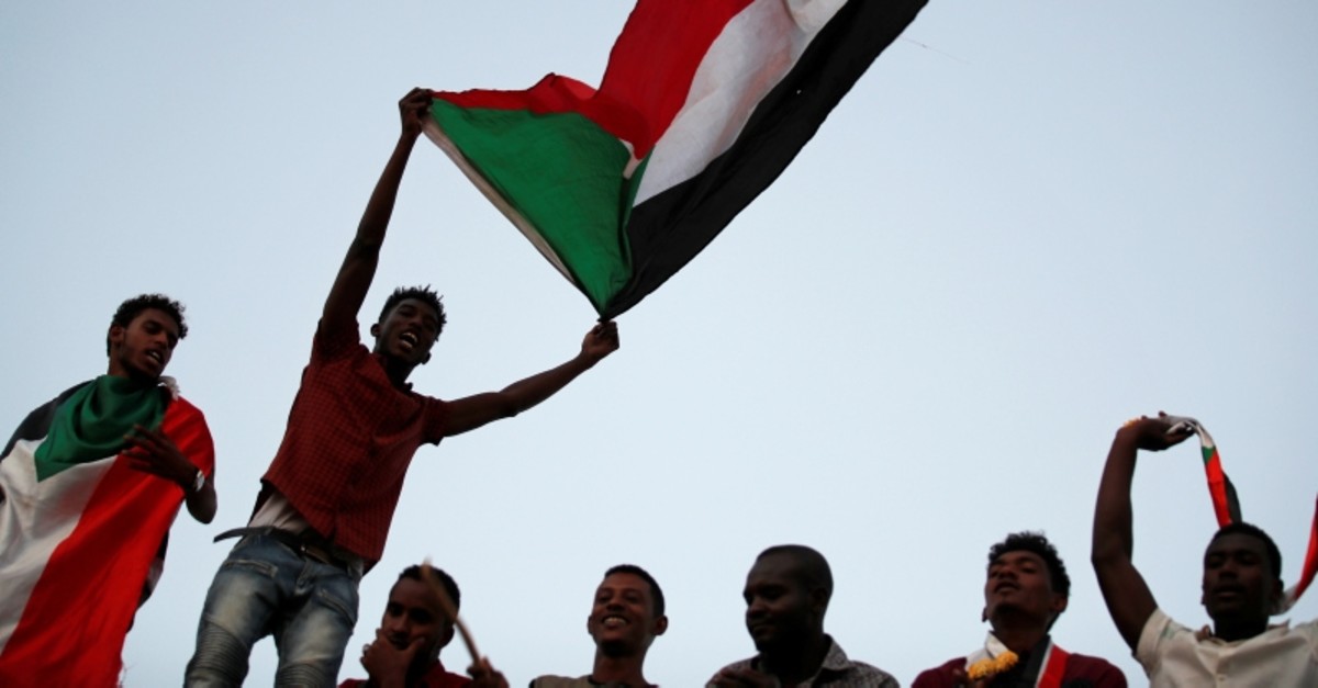 Sudanese protesters wave national flags and shout slogans as they gather for a mass protest in front of the Defence Ministry in Khartoum, Sudan, April 21, 2019. (Reuters Photo)