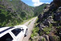 The road connecting Bayburt to Of district in Trabzon province snakes its way on the steep mountain slopes and in some parts, only one vehicle can pass.