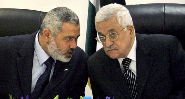 الرئيس الفلسطيني محمود عباس يمين، رئيس المكتب السياسي لحركة حماس إسماعيل هنية يسار