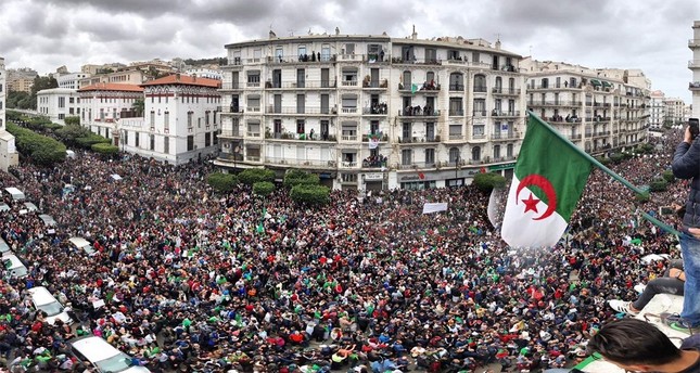 الحزب الحاكم بالجزائر يتخلى عن بوتفليقة ويعلن مساندته للحراك الشعبي بشكل مطلق