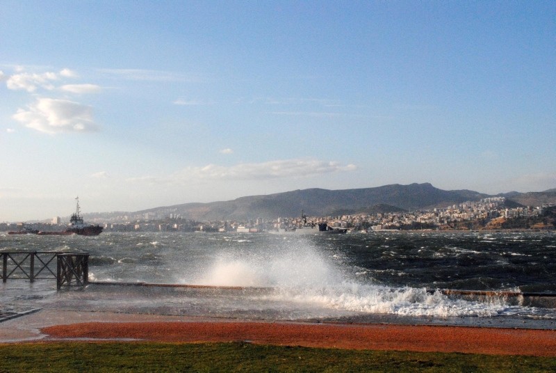 High waves batter the famous Kordon seafront in Turkey's western port city of Izmir on Sept. 27, 2018. (DHA Photo)