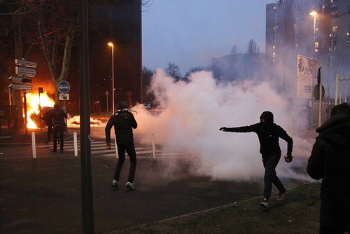 Protesters clash with French riot police in Bobigny, a suburb of Paris. Feb. 11, 2017. (EPA Photo)