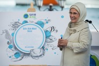 Emine Erdou011fan signed the Zero Waste Blue promise after her speech.
