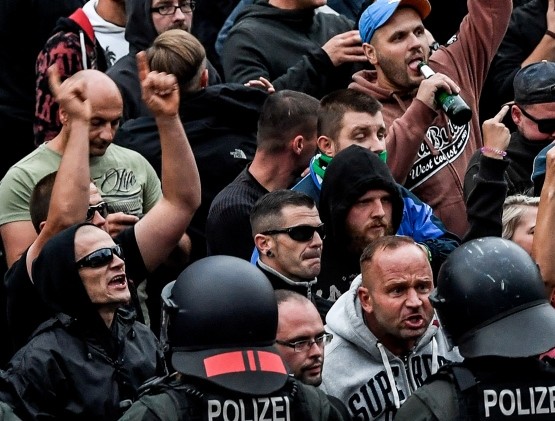 Right wing protesters gesture towards police in riot gear as they gather at the place where a man was stabbed in the night of the 25 August 2018, in Chemnitz, Germany, 27 August 2018. (EPA Photo)