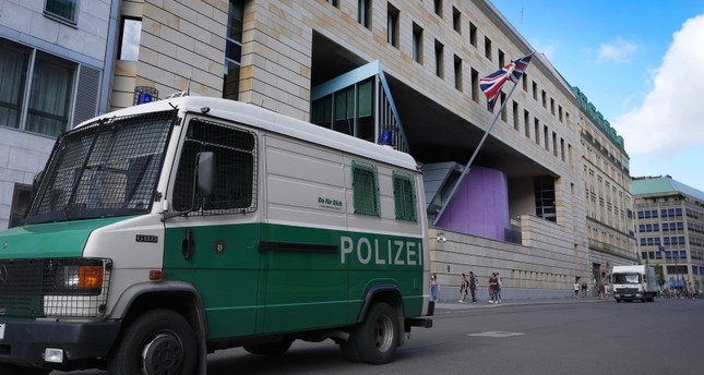 سيارة شرطة أمام السفارة البريطانية في برلين AP