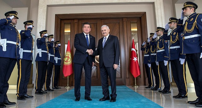 رئيس الوزراء التركي بن علي يلدريم يمين، الرئيس القرغيزي سورونباي جنبكوف يسار.