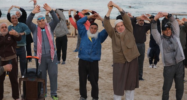 غزة.. عشرات الهواة يسبحون في البحر رغم انخفاض درجات الحرارة