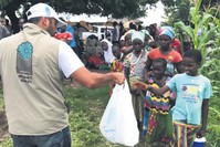 Volunteers of Aziz Mahmud Hu00fcdayi Foundation deliver aid in Ghana in 2017 Eid al-Adha campaign. The foundation will reach out to more than 40 countries in this year's campaign.
