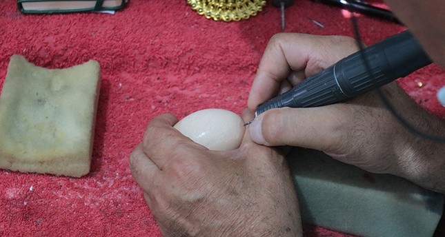 مُقعد تركي يبدع بفن الرسم على البيض وعينه على موسوعة غينيس